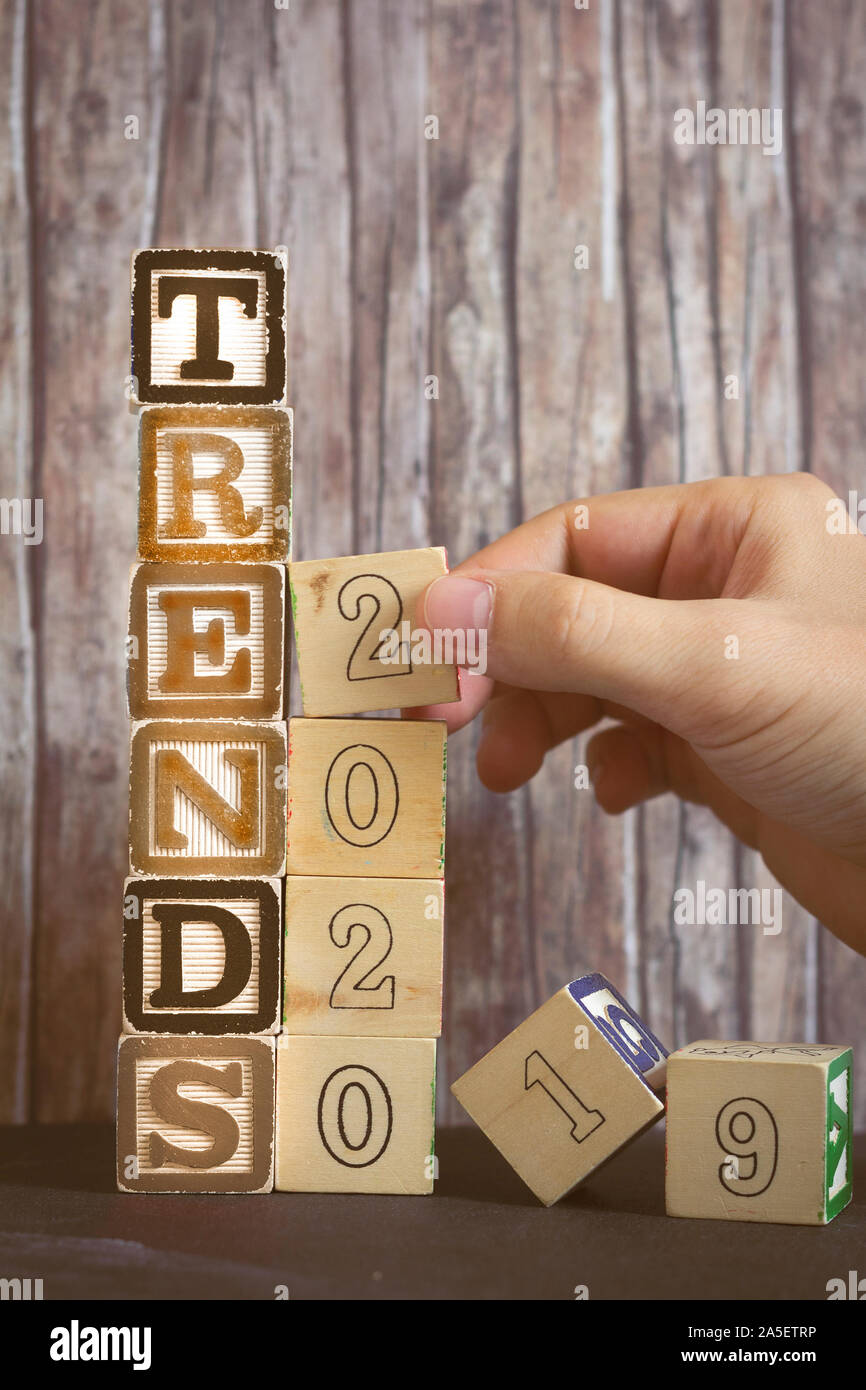 Tendances 2020 écrit sur des cales de bois Banque D'Images