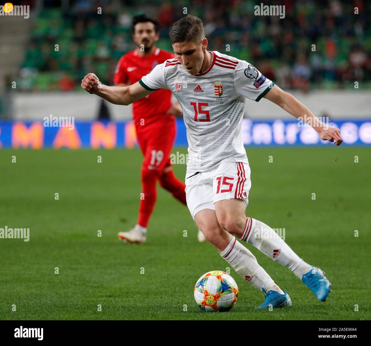 BUDAPEST, HONGRIE - le 13 octobre 2019 : Roland contrôle le Sallaï durant la balle Hongrie v Azerbaïdjan Qualificatif de l'Euro de Groupama Arena. Banque D'Images