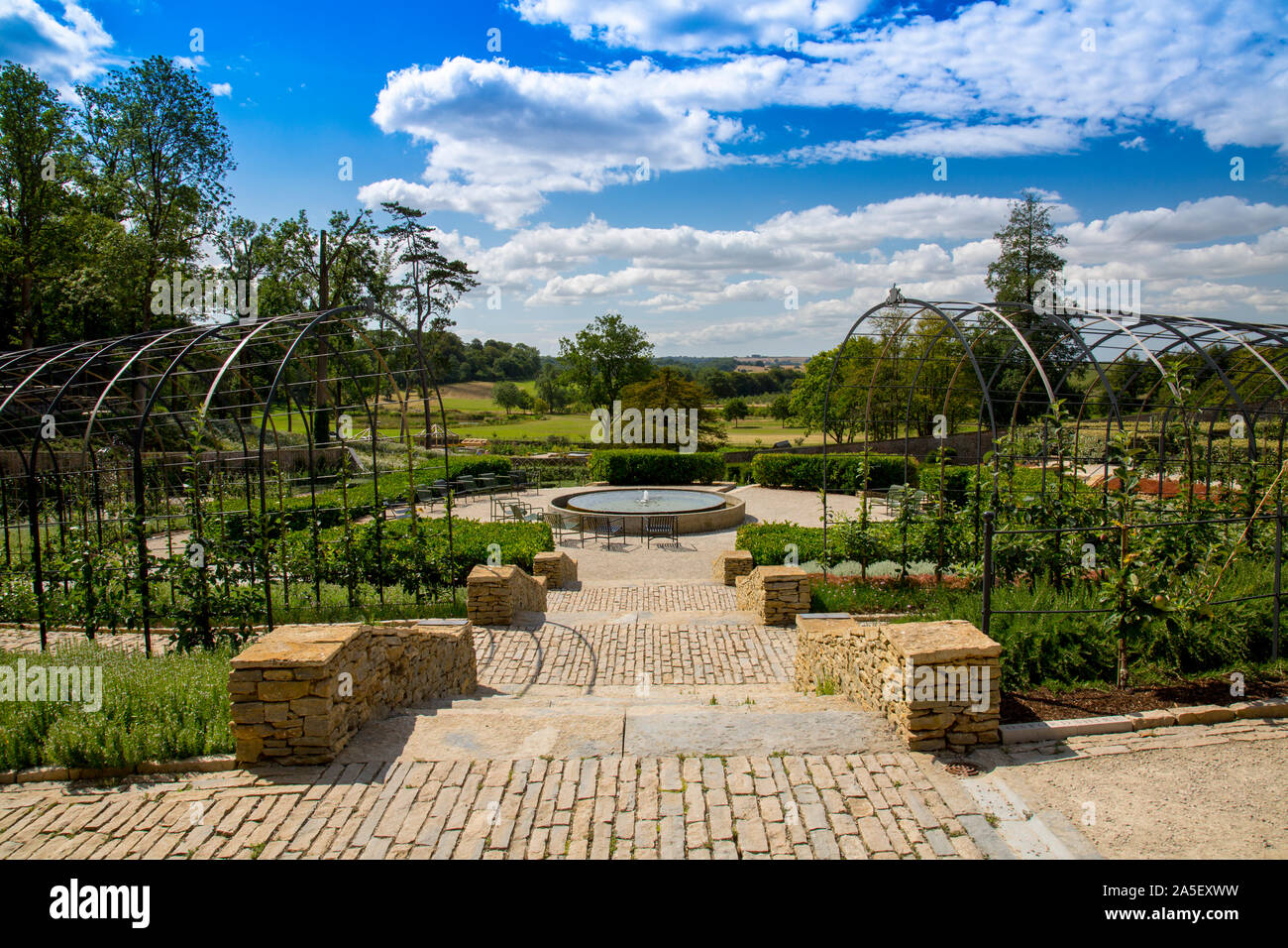 La Parabole en forme d'œuf jardin clos contient 267 variétés de pommiers dans la 'restauré le triton dans Somerset' garden et hôtel, nr Bruton, Angleterre, Royaume-Uni Banque D'Images