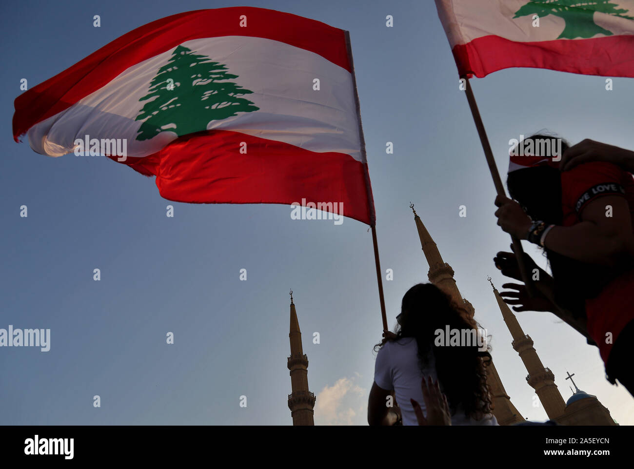 Beyrouth, Liban. 20 Oct, 2019. La vague des manifestants libanais le drapeau de leur pays au cours d'une manifestation. Pour le quatrième libanais sont encore les rues à travers le pays pour réclamer la chute du gouvernement et le régime. Credit : Marwan Naamani/afp/Alamy Live News Banque D'Images