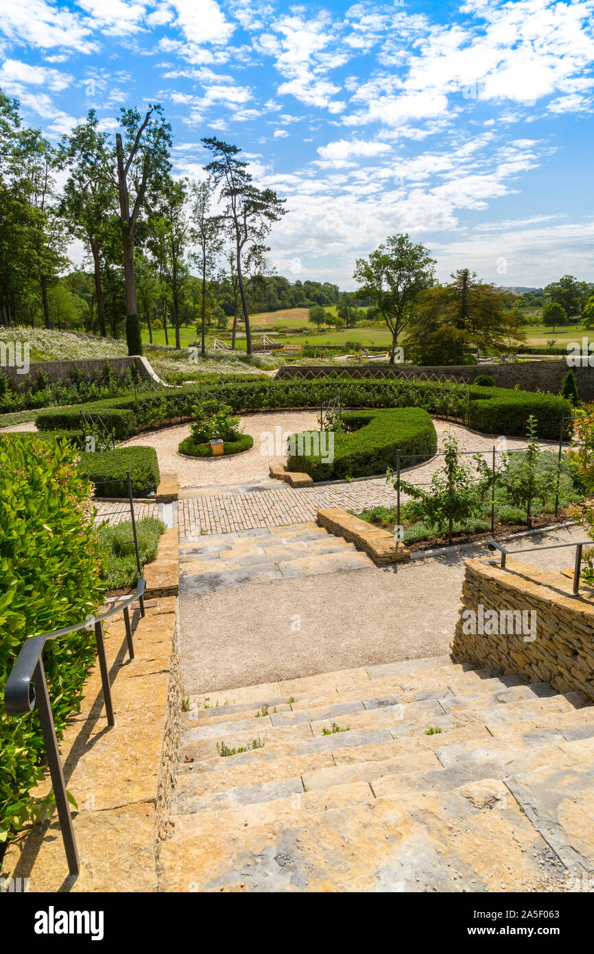 La Parabole en forme d'œuf jardin clos contient 267 variétés de pommiers dans la 'restauré le triton dans Somerset' garden et hôtel, nr Bruton, Angleterre, Royaume-Uni Banque D'Images