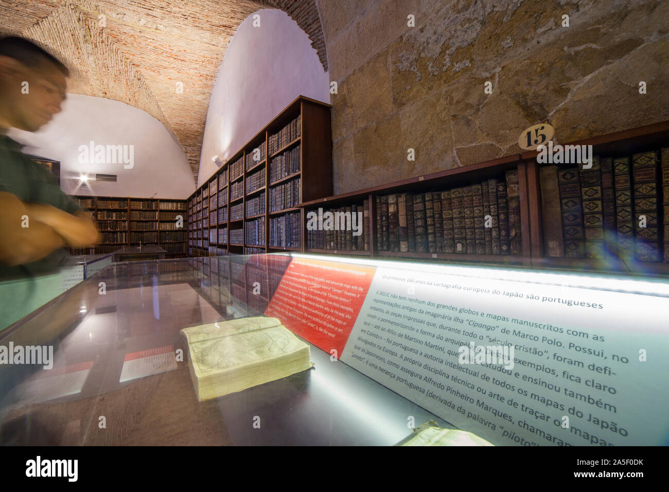 Coimbra, Portugal - Sept 6e 2019 : Bibliothèque johannique à l'intérieur. Visiteurs asiatiques observe display cabinet Banque D'Images