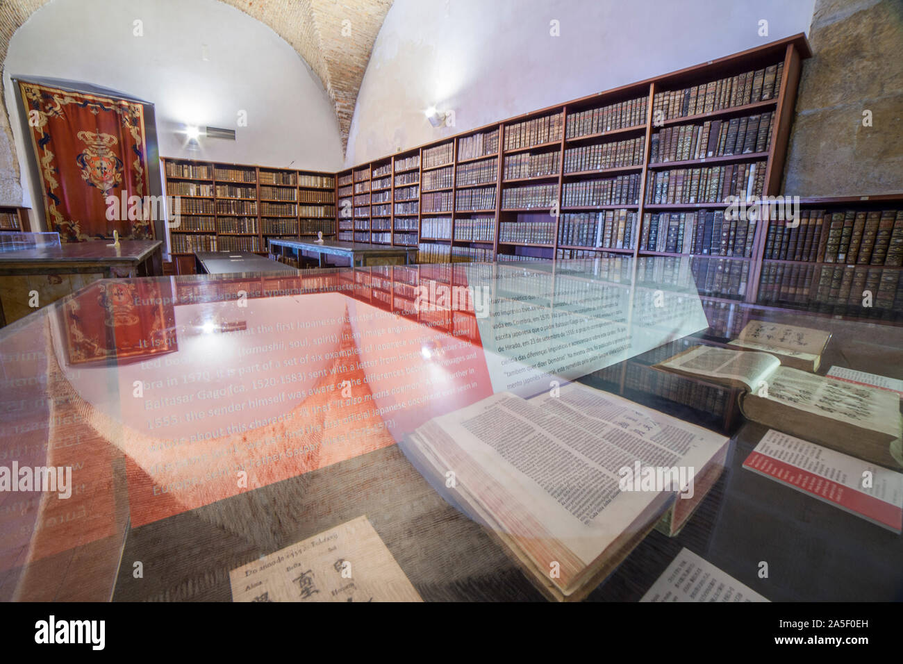 Coimbra, Portugal - Sept 6e 2019 : Bibliothèque johannique à l'intérieur. L'armoire et étagères d'affichage Banque D'Images