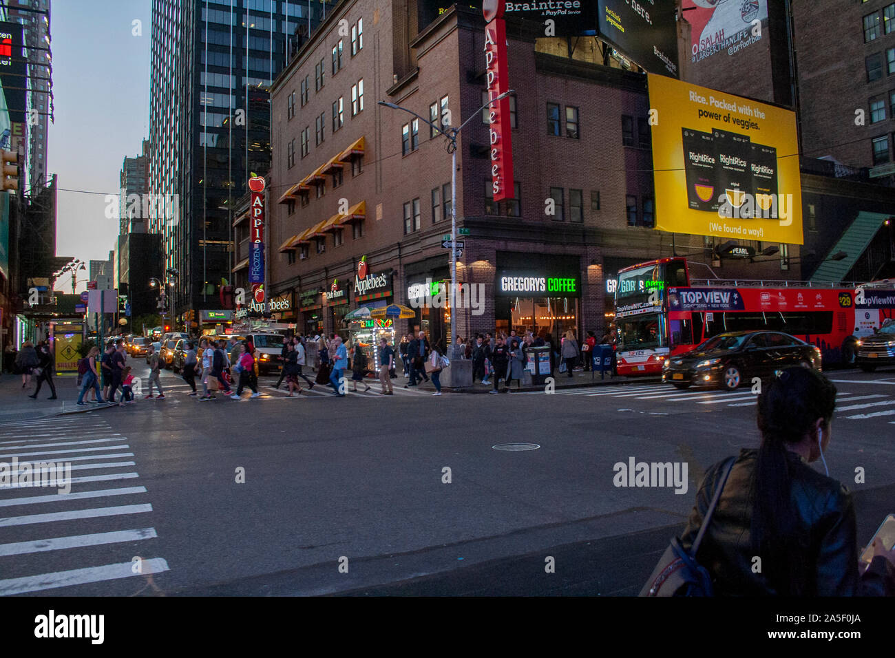 14 octobre 2019 - Times Square, New York, USA - Intersection de West 50th et 7th Avenue au centre-ville de Manhattan, avec Gregory's Coffee et Applebees Banque D'Images