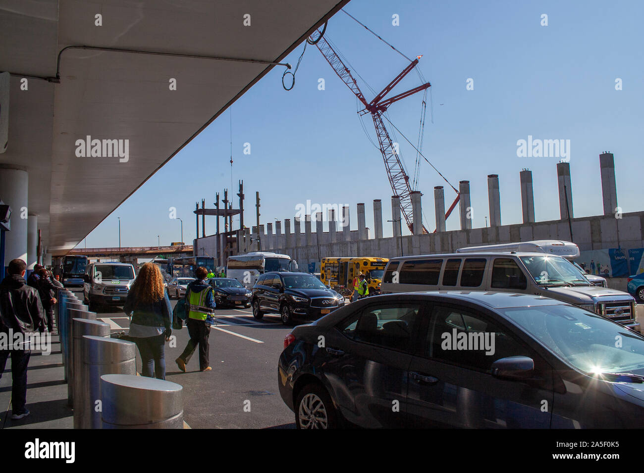 L'aéroport Laguardia, New York, USA- 14 octobre 2019 - les grues de construction travaillant comme passagers monter dans les cabines des véhicules et à l'aéroport Laguardia à New Banque D'Images