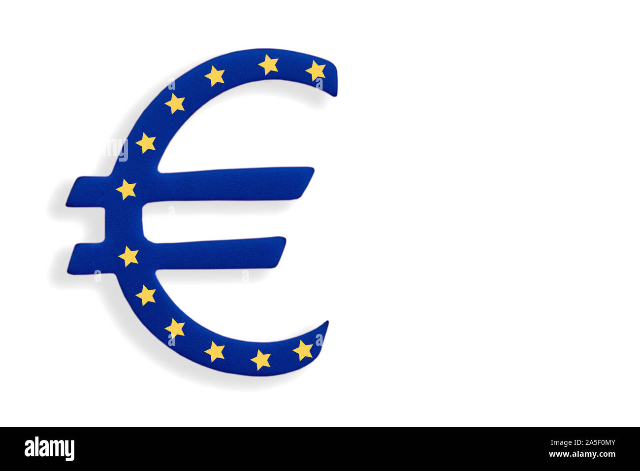 Symbole de la monnaie européenne, bleu avec douze étoiles jaunes isolé sur fond blanc Banque D'Images