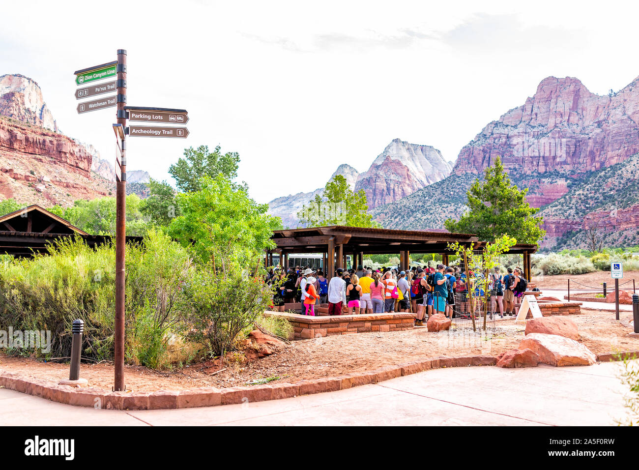 Springdale, USA - 6 août 2019 : Zion National Park cliffs dans matin à l'arrêt de bus navette centre de visiteurs en été avec de nombreuses personnes en attente dans la ligne q Banque D'Images