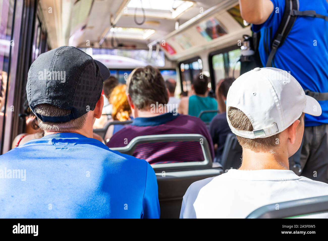 Springdale, USA - 6 août 2019 : Le parc national de Zion dans l'Utah à l'intérieur de bus navette en été avec foule de beaucoup de gens assis dans des chaises Banque D'Images