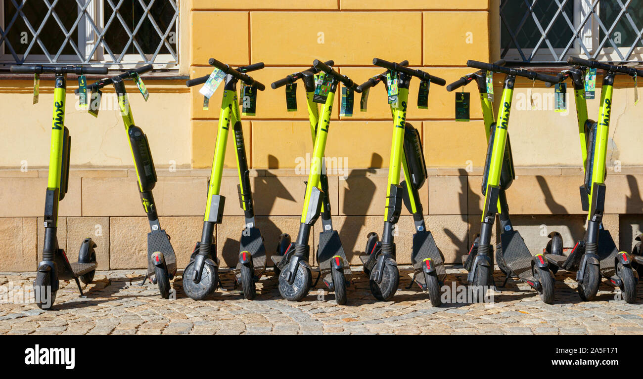 Scooter électrique (E-Scooters) à partir de la ruche pour partager scooter garé dans une rangée près d'un mur. Wroclaw, Pologne. Banque D'Images