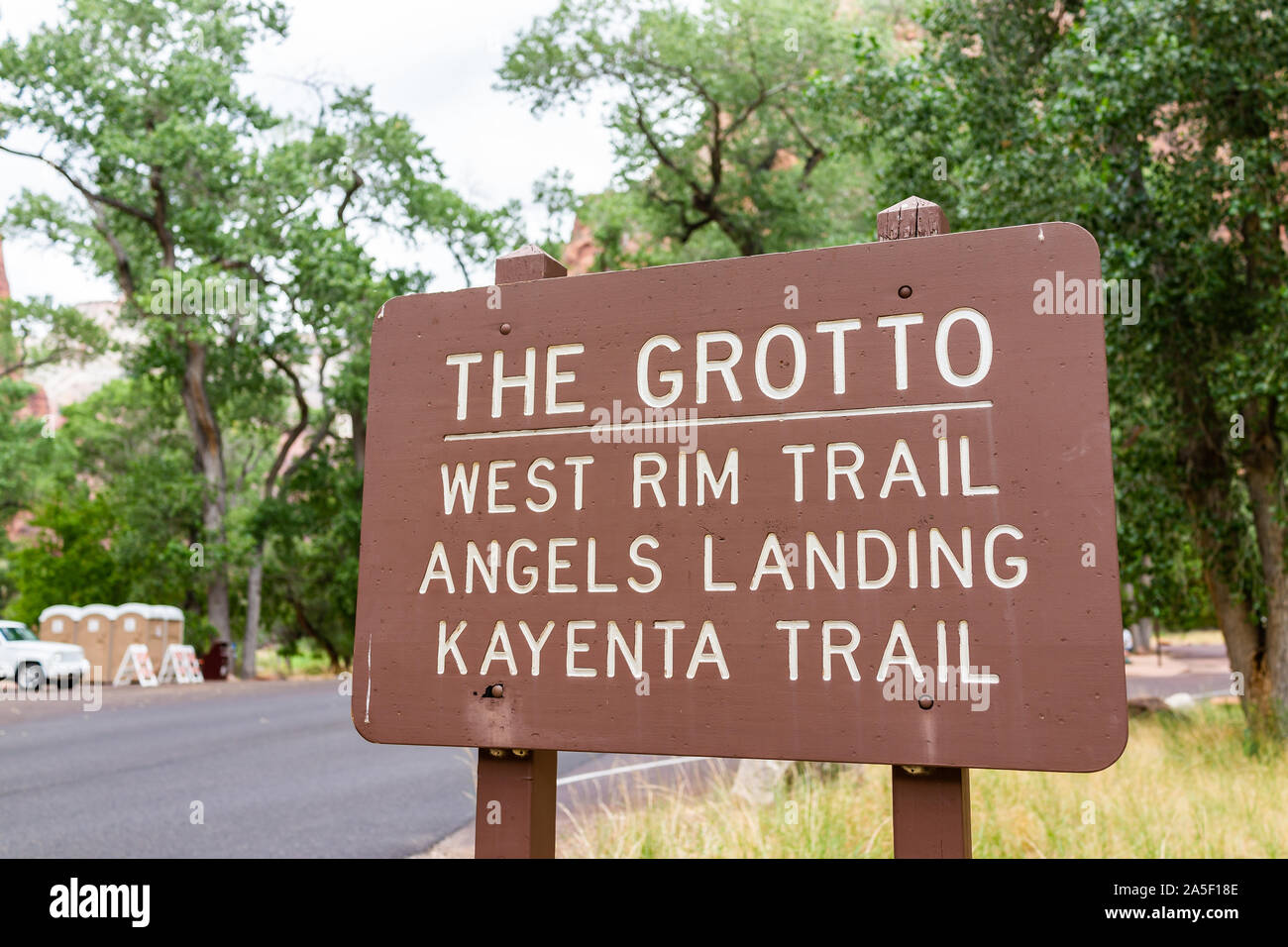 Zion National Park parking arrêt sur route en Utah avec signe pour la grotte west rim, kayenta et Angel's Landing trails Banque D'Images