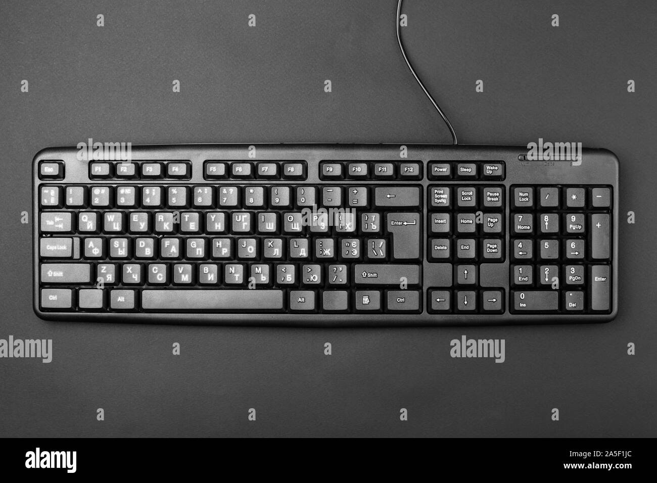 Clavier pour ordinateur avec un fil électrique sur la table. matériel de bureau moderne Banque D'Images