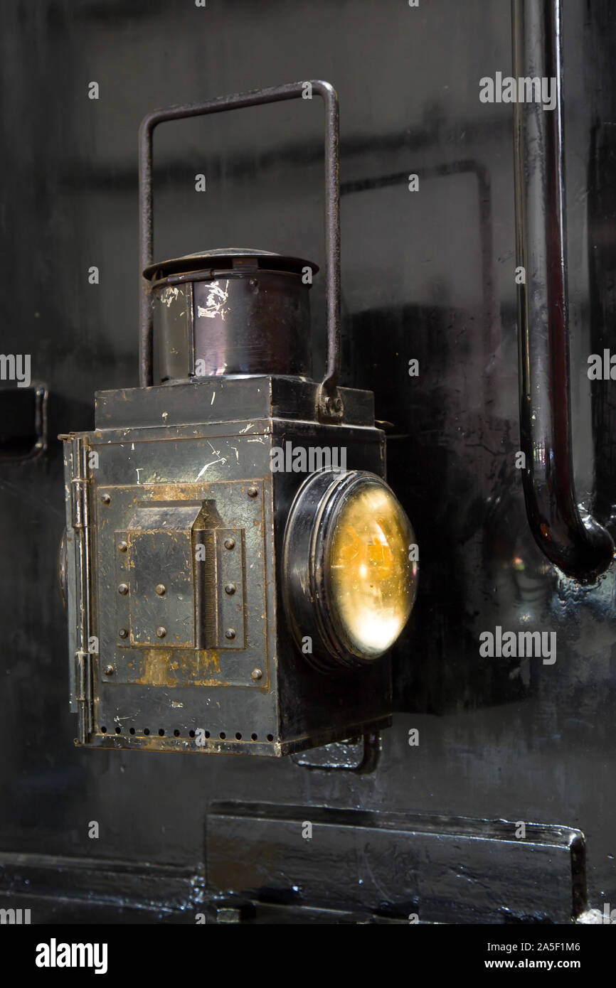 Gros plan d'une lampe de train de travail à l'ancienne sur une locomotive à vapeur britannique d'époque. Train de vapeur Royaume-Uni. Banque D'Images