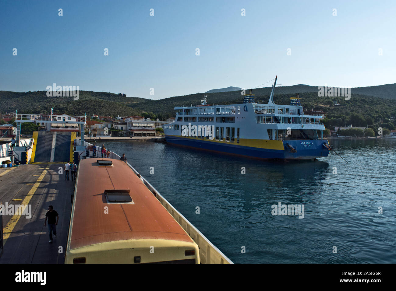 Port de Glifa, Grèce, le 27 juin 2016. Départ d'un ferry avec un groupe de touristes du port dans le port de Glifa. Les touristes en vacances à Evi Banque D'Images