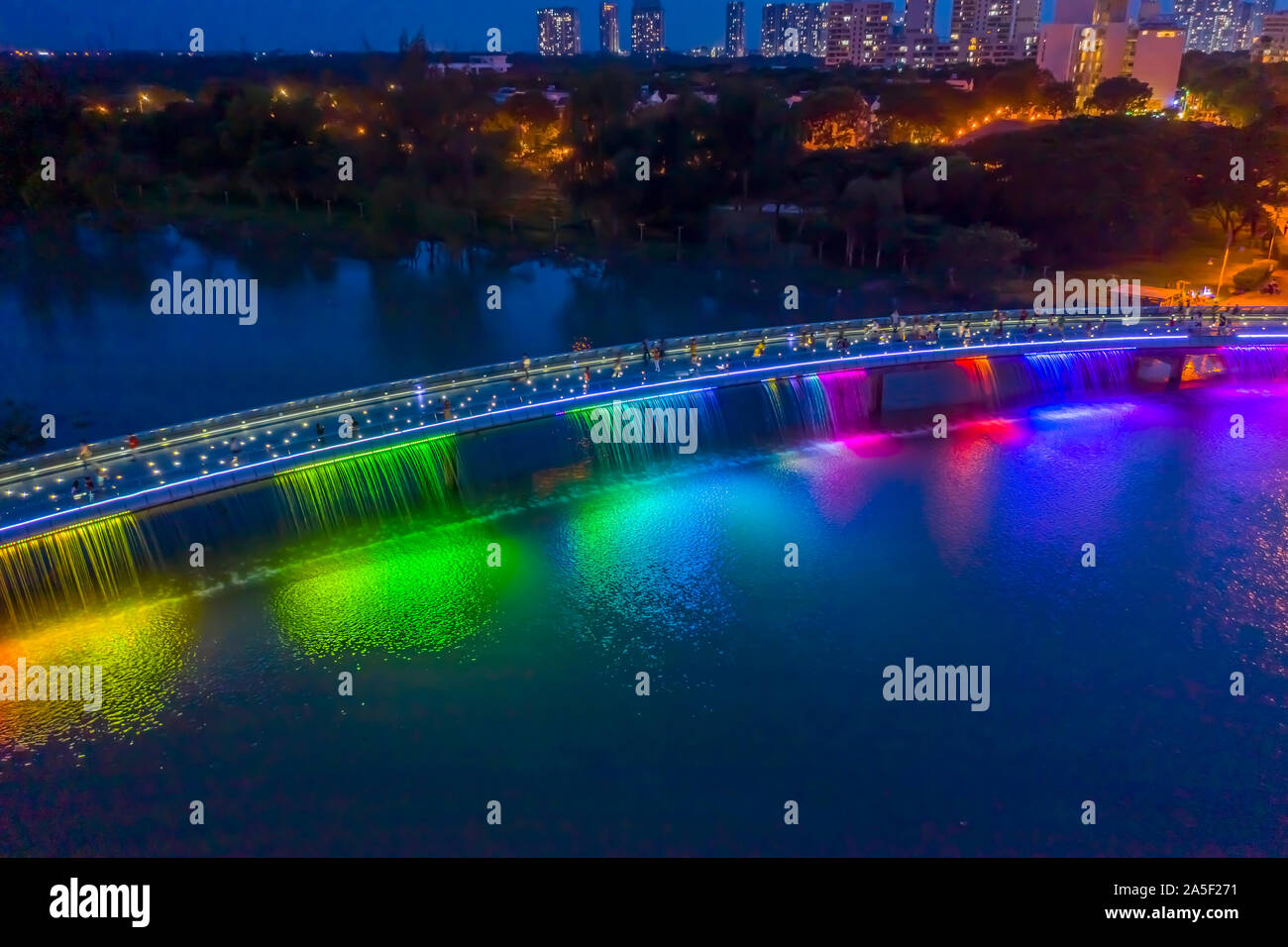 Anh Sao ou Starlight Bridge est un pont piétonnier avec cascade et un éclairage coloré magnifique sur la rivière Saigon. C'est une attraction touristique Banque D'Images