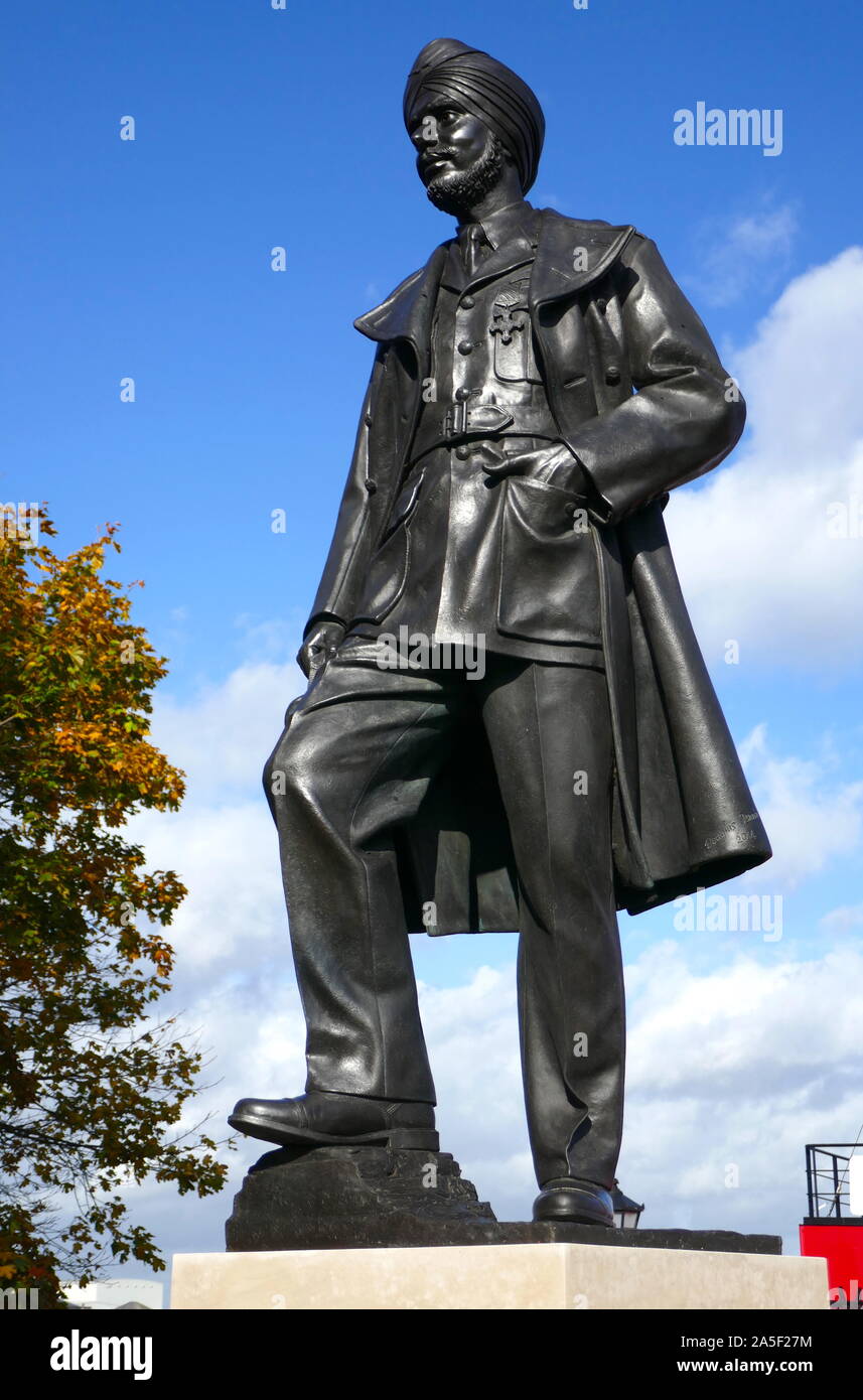 Une statue de chef d'Escadron Mohinder Singh Pujji DFC par la sculpture Douglas Jennings à Gravesend. Banque D'Images