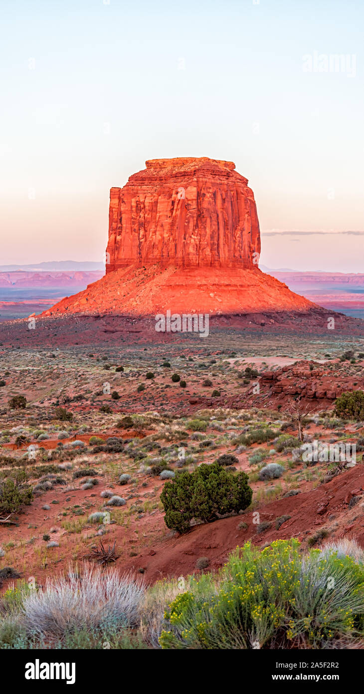 Vue verticale du Merrick butte mesa avec orange rouge coloré couleur rock sur horizon dans Monument Valley canyons pendant le coucher du soleil à Arizona Banque D'Images