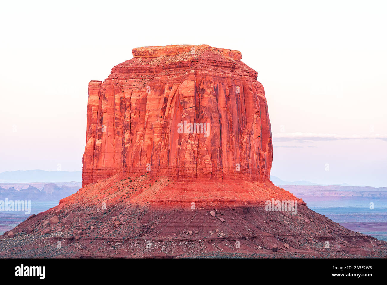 Merrick butte mesa formation avec rock rose rouge couleur dans Monument Valley canyons pendant le coucher du soleil du soleil d'Arizona closeup Banque D'Images