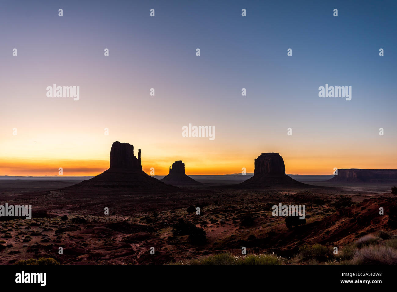 Silhouette grand angle vue de buttes et d'horizon à Monument Valley au lever de la lumière colorée en Arizona avec dark black shadow Banque D'Images