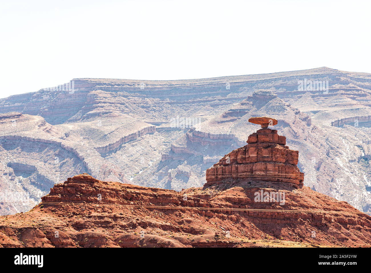Mexican Hat closeup of butte ou mesa durant la journée dans l'Utah près de Monument Valley au matin jour avec des formations de roche rouge unique Banque D'Images