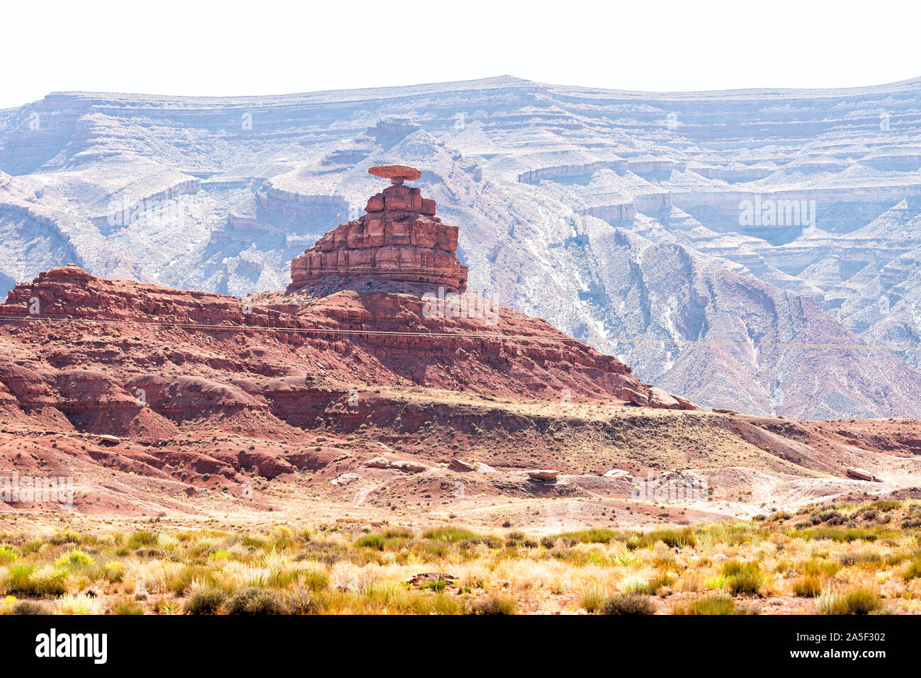 Mexican Hat butte ou mesa durant la journée dans l'Utah près de Monument Valley au matin jour avec des formations de roche rouge unique Banque D'Images
