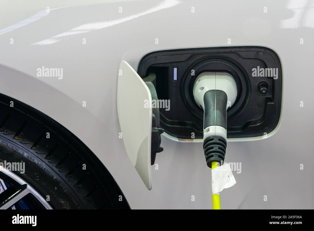 Le chargeur de voiture électrique branché à la prise. Banque D'Images