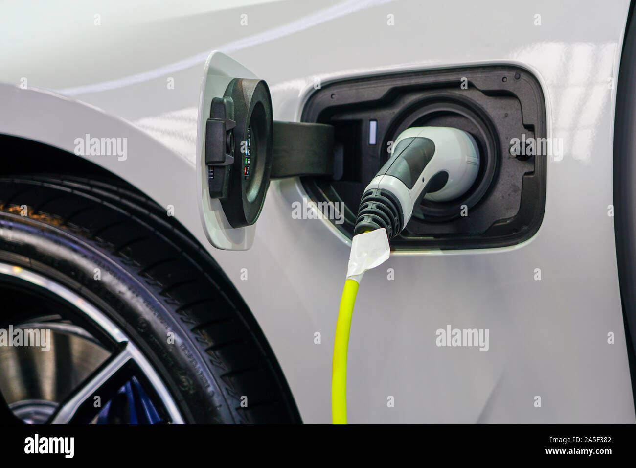 Le chargeur de voiture électrique branché à la prise Photo Stock - Alamy