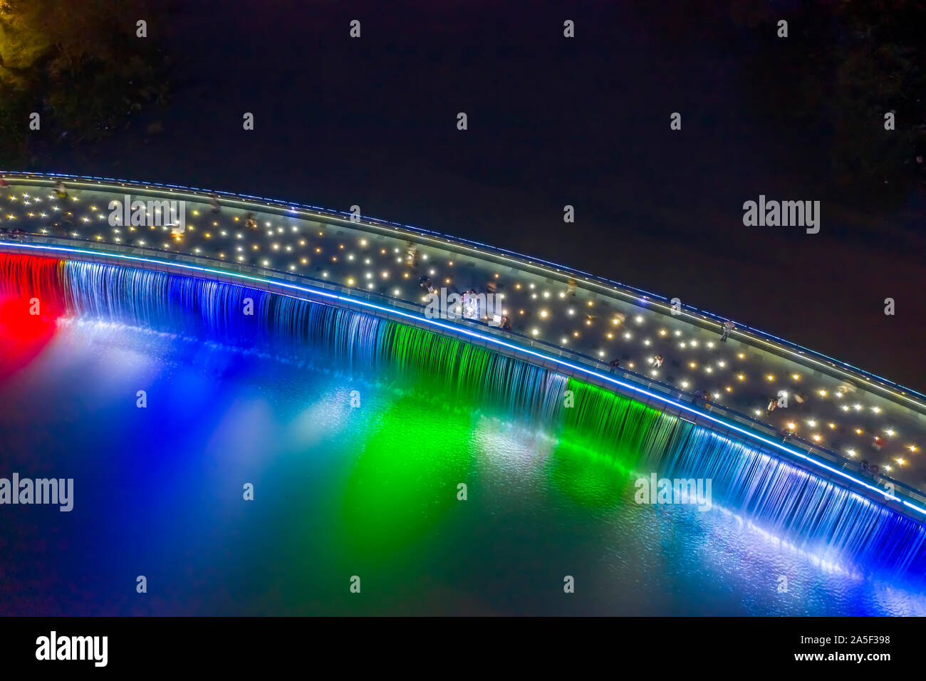 Starlight Bridge Anh Sao ou Starlight Bridge est un pont piétonnier avec cascade et un ...
