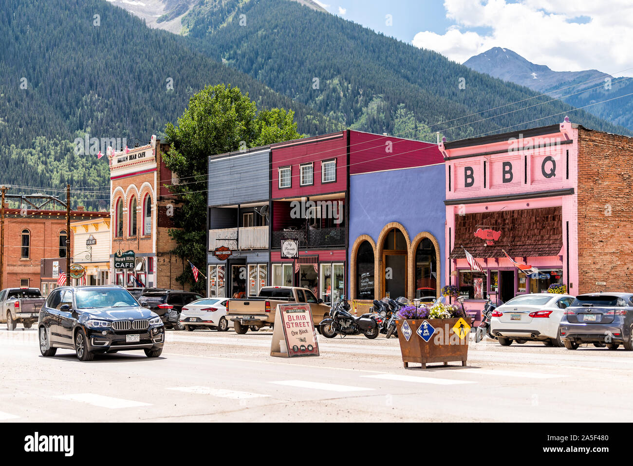Silverton, USA - Le 14 août 2019 : Petite ville village de Colorado avec route principale et colorée multicolore dynamique architecture historique maisons et Bla Banque D'Images