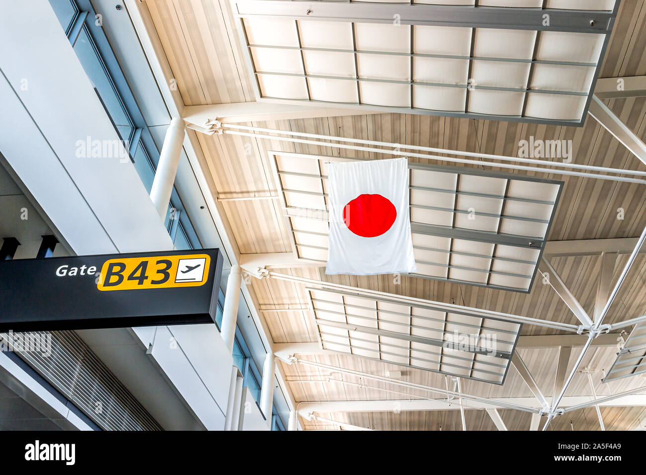Dulles, USA - 27 mars 2018 : l'Aéroport International de Dulles terminal gate à Northern Virginia Washington DC avec drapeau japonais plafond suspendu Banque D'Images