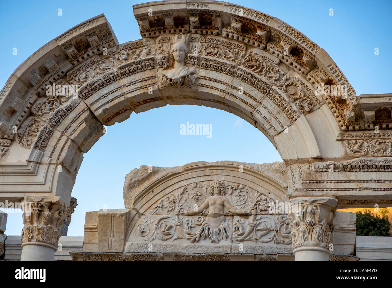 Éphèse, TURQUIE : reliefs de marbre à Éphèse, ancienne ville historique à Selcuk, Izmir, Turquie.La figure de Méduse avec des ornements de feuilles d'acanthe. Banque D'Images