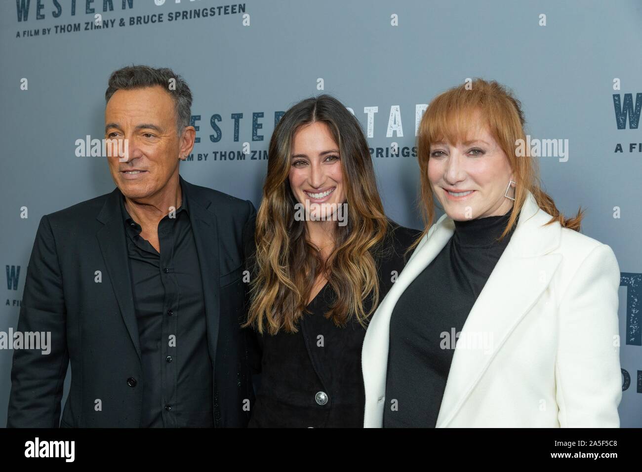 NEW YORK, NEW YORK - Le 16 octobre : Bruce Springsteen, Jessica Rae Springsteen Patti Scialfa et assistera à l'ouest de l'étoile' New York Le dépistage à Metrograph Banque D'Images
