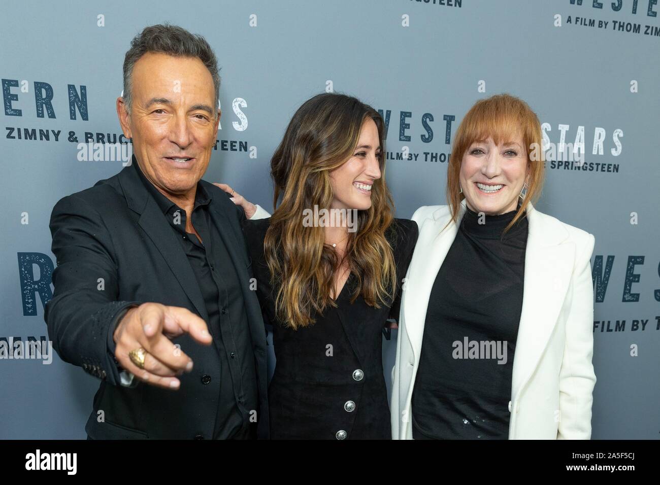 NEW YORK, NEW YORK - Le 16 octobre : Bruce Springsteen, Jessica Rae Springsteen Patti Scialfa et assistera à l'ouest de l'étoile' New York Le dépistage à Metrograph Banque D'Images