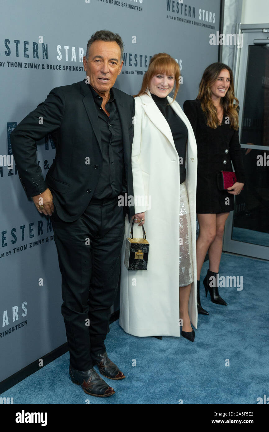 NEW YORK, NEW YORK - Le 16 octobre : Bruce Springsteen, Patti Scialfa et Jessica Rae Springsteen assistera à l'ouest de l'étoile' New York Le dépistage à Metrograph Banque D'Images
