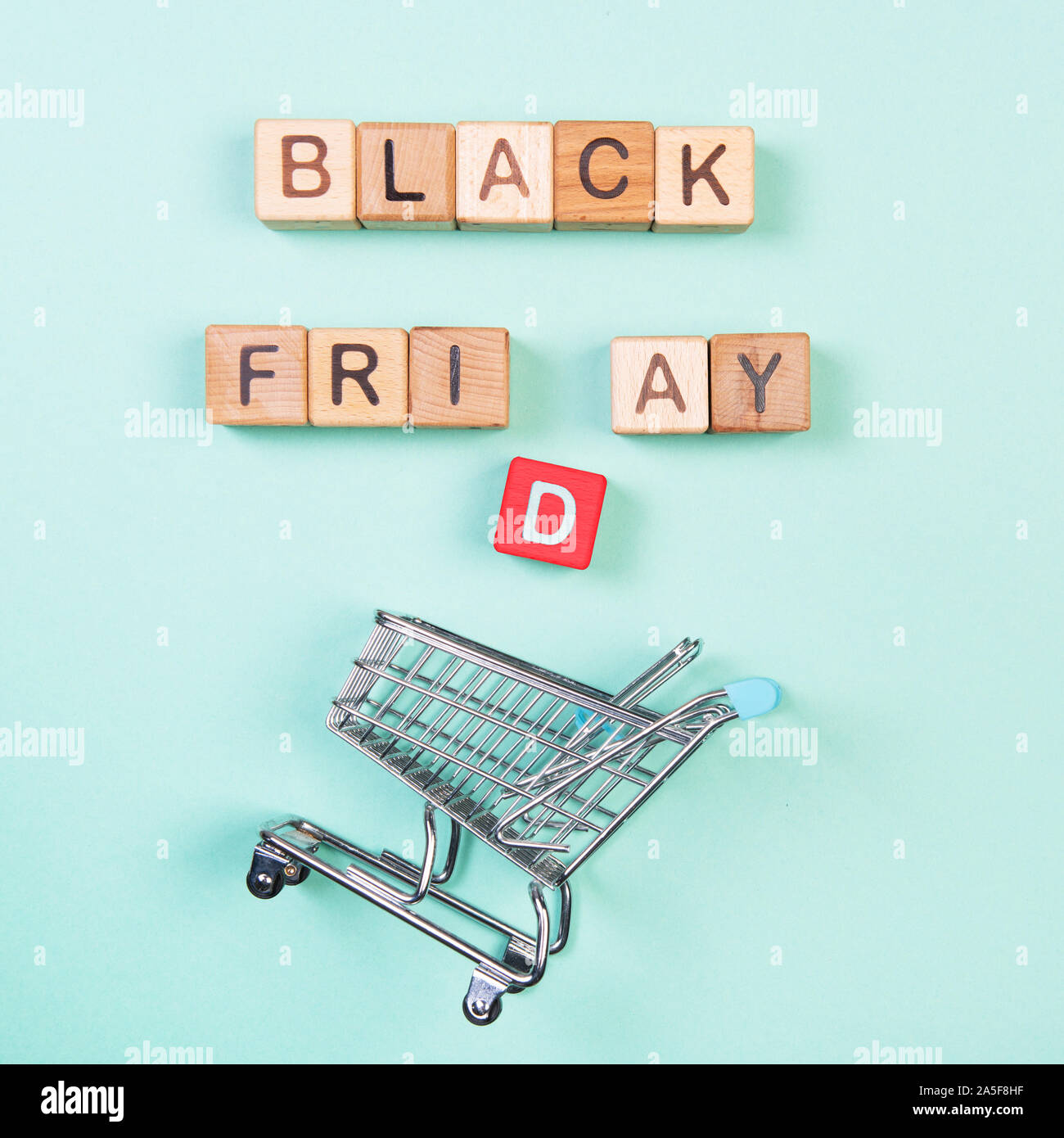 Le vendredi noir vente shopping concept alphabet sur des blocs de bois. Concept design pour les médias sociaux et bannières sur fond de menthe. Banque D'Images