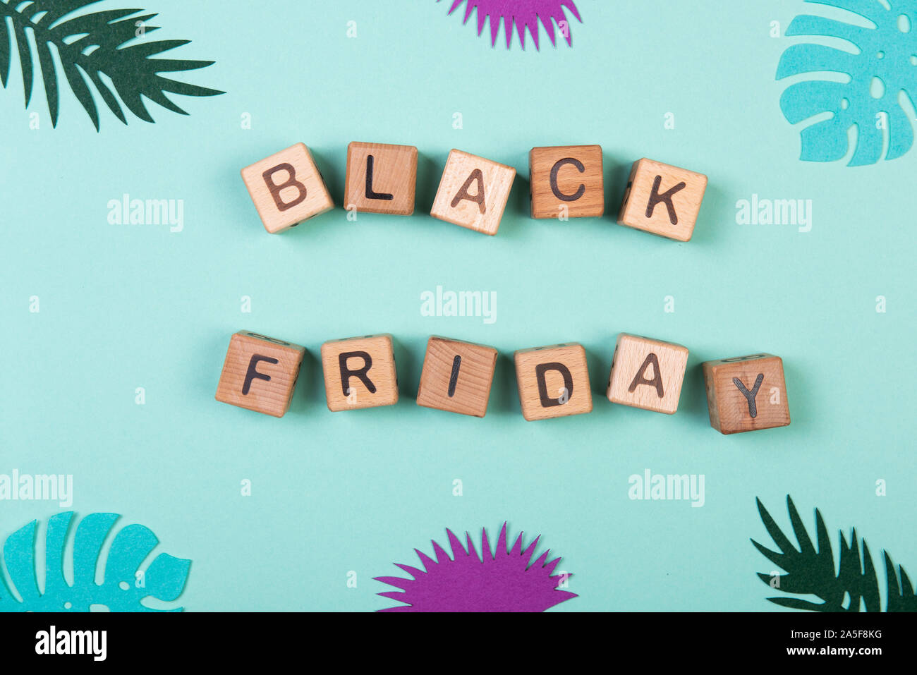 Le vendredi noir vente shopping concept alphabet sur des blocs de bois. Concept design pour les médias sociaux et bannières sur fond de menthe. Banque D'Images