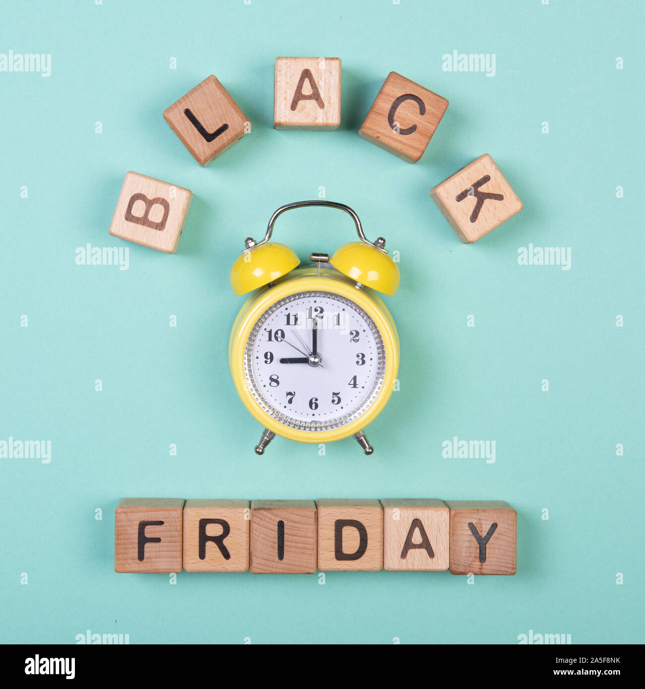 Le vendredi noir vente shopping concept alphabet sur des blocs de bois. Concept design pour les médias sociaux et bannières sur fond de menthe. Banque D'Images