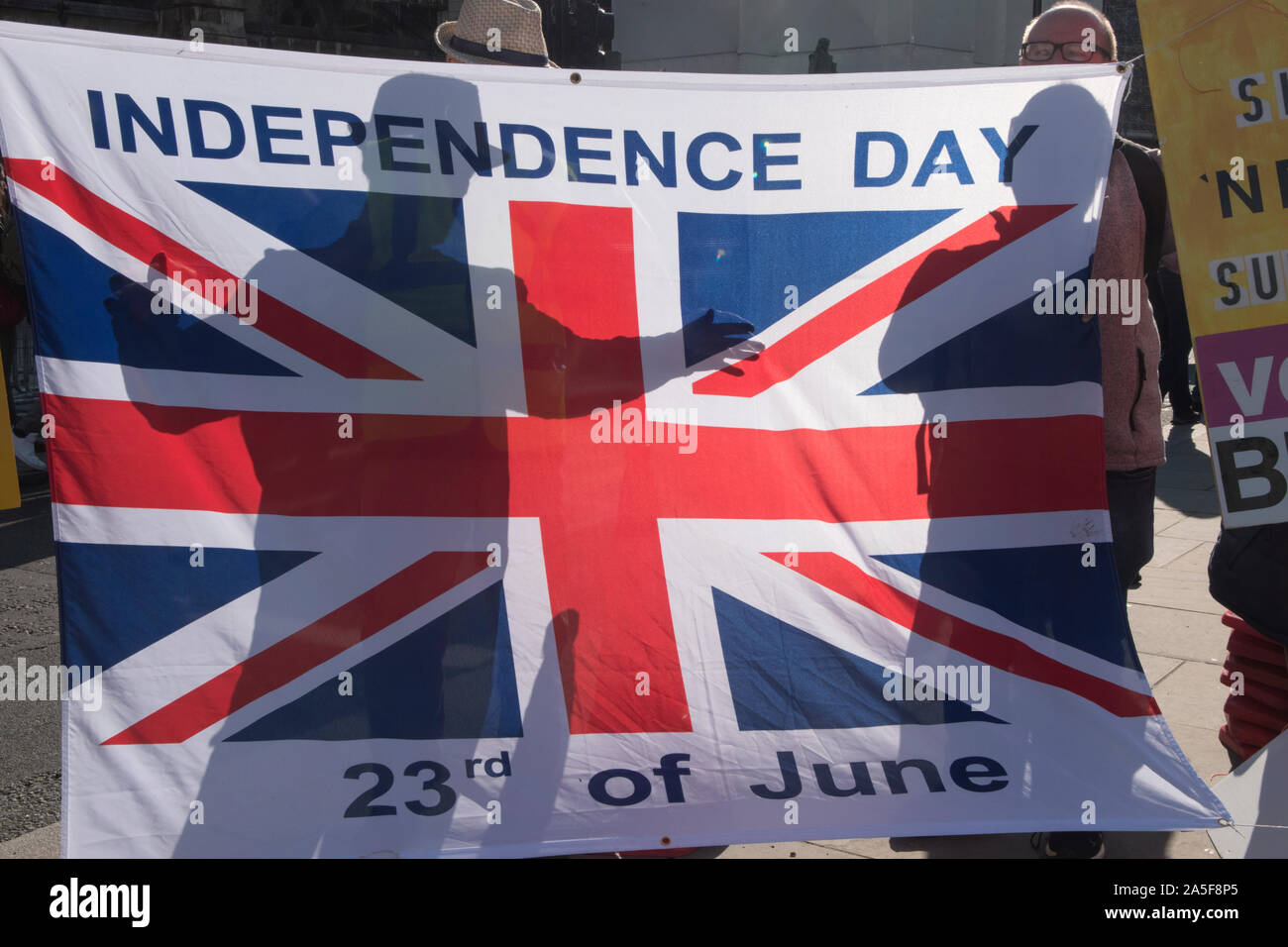 Brexit groupe de Leavers, Brexiters avec drapeau Union Jack jour de l'indépendance 23 juin 2016 la date du référendum pour quitter l'Union européenne. Super samedi 19 octobre 2019 Parliament Square Londres années 2010 Royaume-Uni HOMER SYKES Banque D'Images