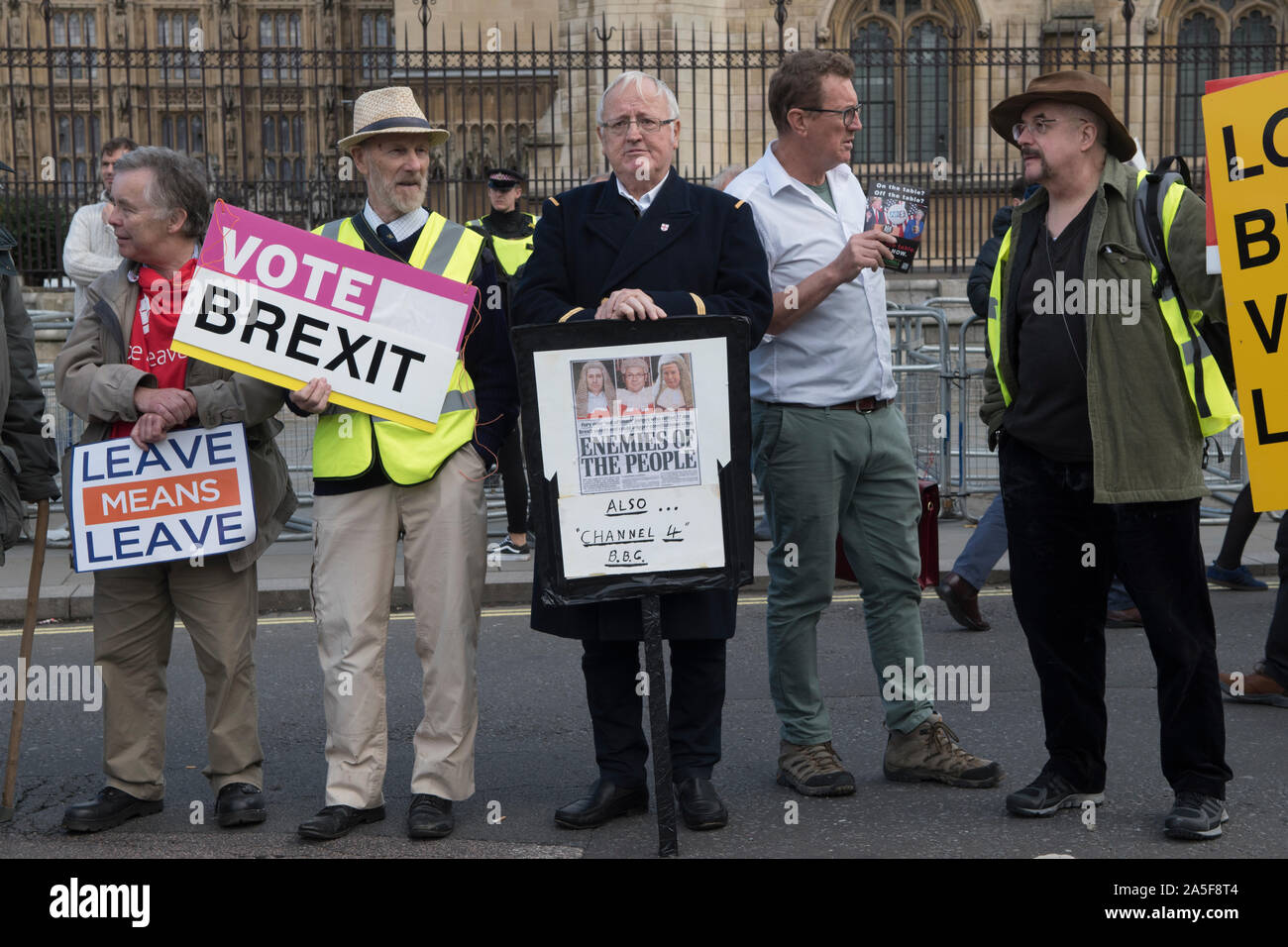 Brexit groupe de personnes âgées de la classe moyenne Leavers campagne au Parliament Square Londres sur Super samedi 19 octobre 2019 2010s UK HOMER SYKES Banque D'Images