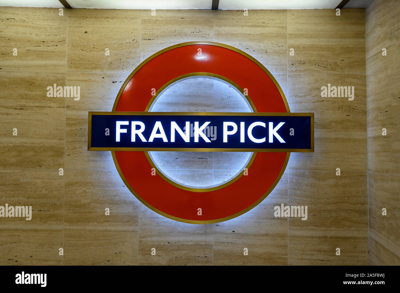 Logo Frank Pick tube dans la station Piccadilly Circus Banque D'Images