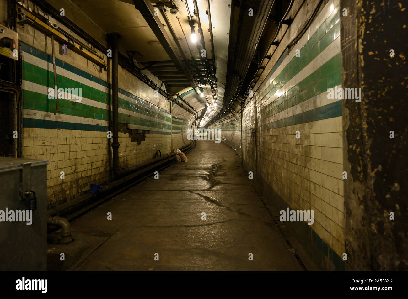 Lumières dans un tunnel abandonné dans le réseau de métro londonien Banque D'Images