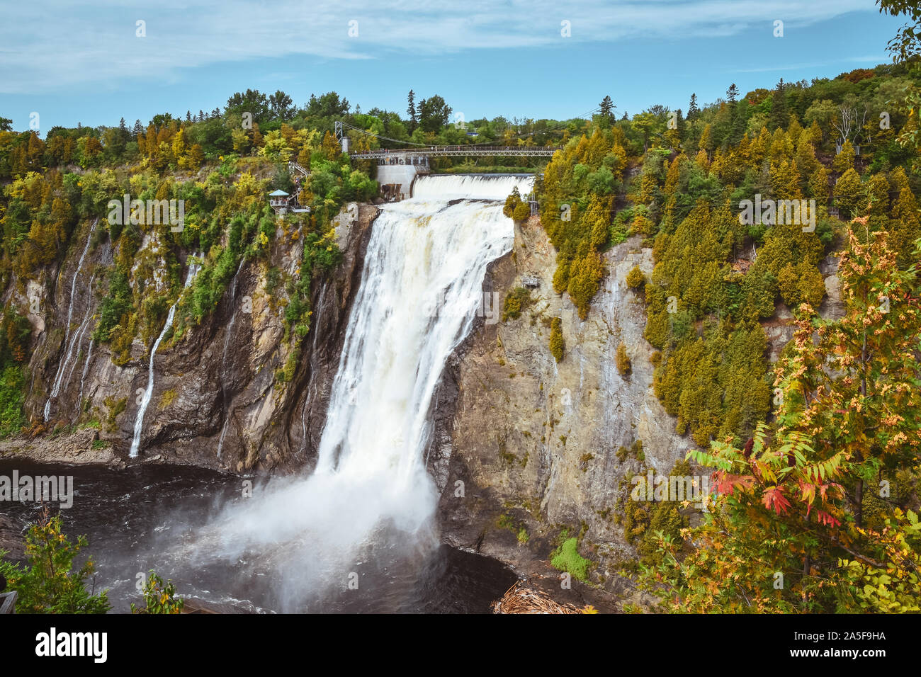 Chutes Montmorency sur une journée d'automne ensoleillée. Québec, Canada Banque D'Images