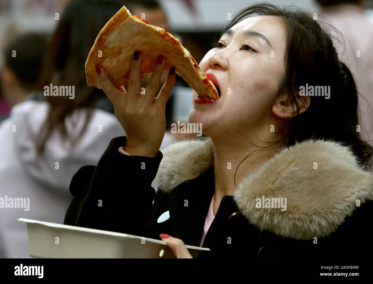 Beijing, Chine. 20 Oct, 2019. Les gens assistent à la nouvelle Pizza Festival à Pékin le dimanche, Octobre 20, 2019. Comme capitale de la Chine, Shanghai, continuer à promouvoir la culture de l'alimentation de l'Ouest, comme des festivals et concours, avec la nouvelle classe moyenne du pays adoptant des pizzas, des hamburgers, des tacos, groupes de blues et un grand nombre des fêtes américaines - Noël, Thanksgiving, Pâques, Halloween et le 4 juillet. Photo par Stephen Shaver/UPI UPI : Crédit/Alamy Live News Banque D'Images