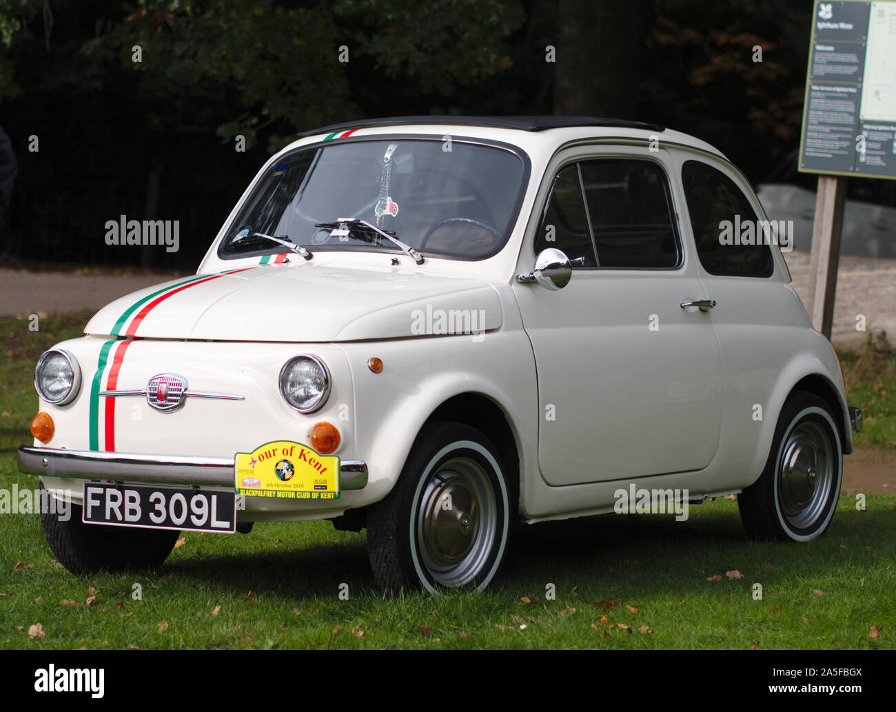 Fiat 500. Un classique Fiat 500 Cinquecento stationnés sur le green, il a les couleurs du drapeau italien Banque D'Images