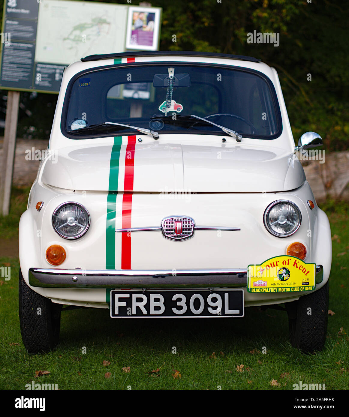 Fiat 500. Un classique Fiat 500 Cinquecento stationnés sur le green, il a les couleurs du drapeau italien Banque D'Images
