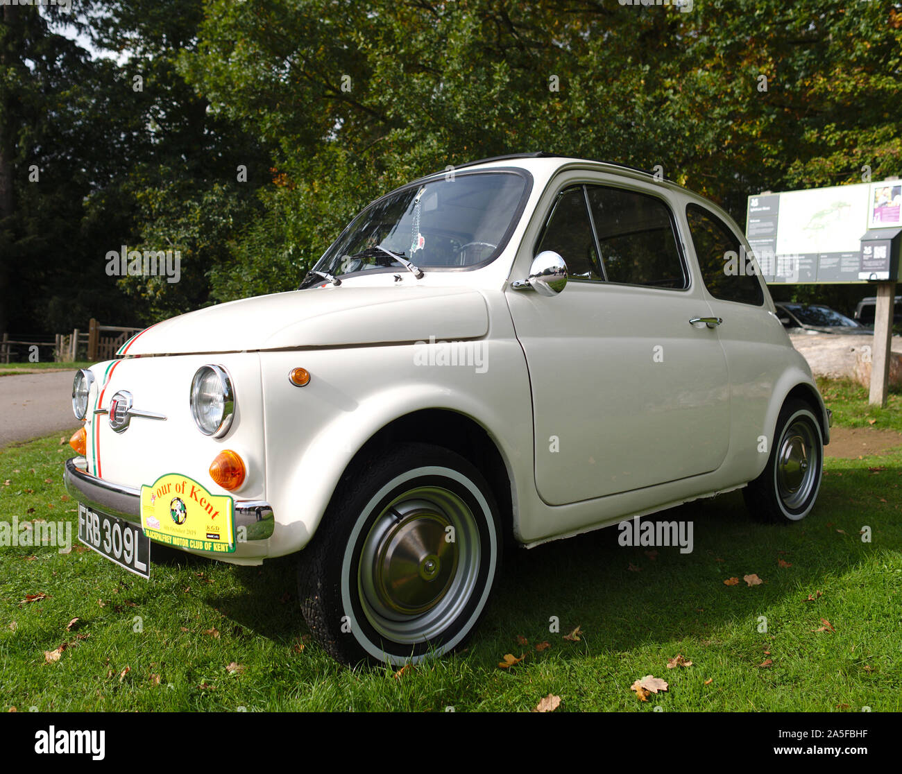 Fiat 500. Un classique Fiat 500 Cinquecento stationnés sur le green, il a les couleurs du drapeau italien Banque D'Images