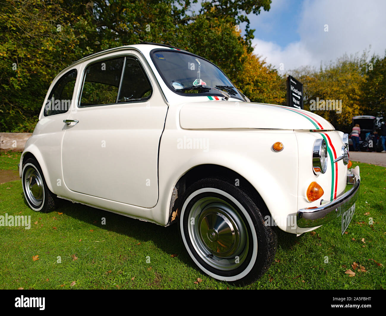 Fiat 500. Un classique Fiat 500 Cinquecento stationnés sur le green, il a les couleurs du drapeau italien Banque D'Images