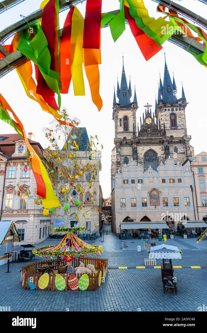 Décoration de Pâques sur la place de la vieille ville, Prague, République Tchèque Banque D'Images
