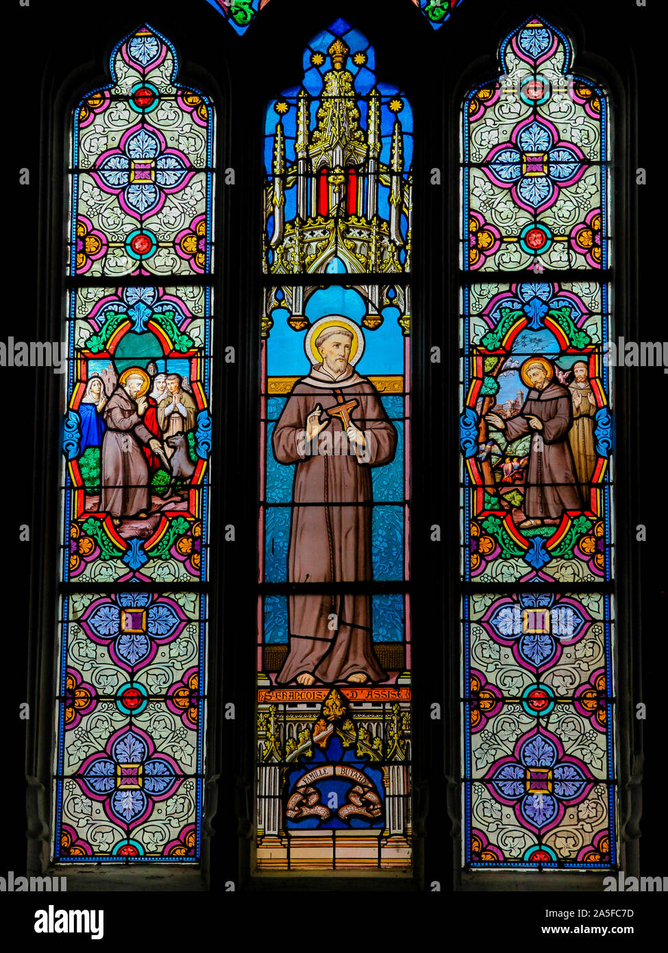 Vitraux dans l'église de St Martin à St Valery sur Somme, France, représentant Saint François d'assise Banque D'Images