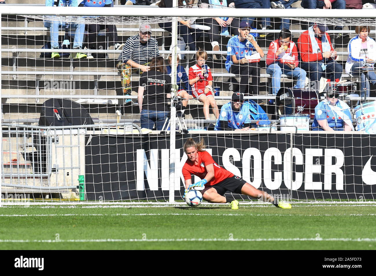 Bridgeview, Illinois, États-Unis. 20 Oct, 2019. Chicago Red Stars demi Alyssa Naeher (1) l'échauffement avant la demi-finale entre l'avancée NWSL Chicago Red Stars et Portland épines FC à SeatGeek Stadium de Bridgeview, Illinois. Dean Reid/CSM/Alamy Live News Banque D'Images