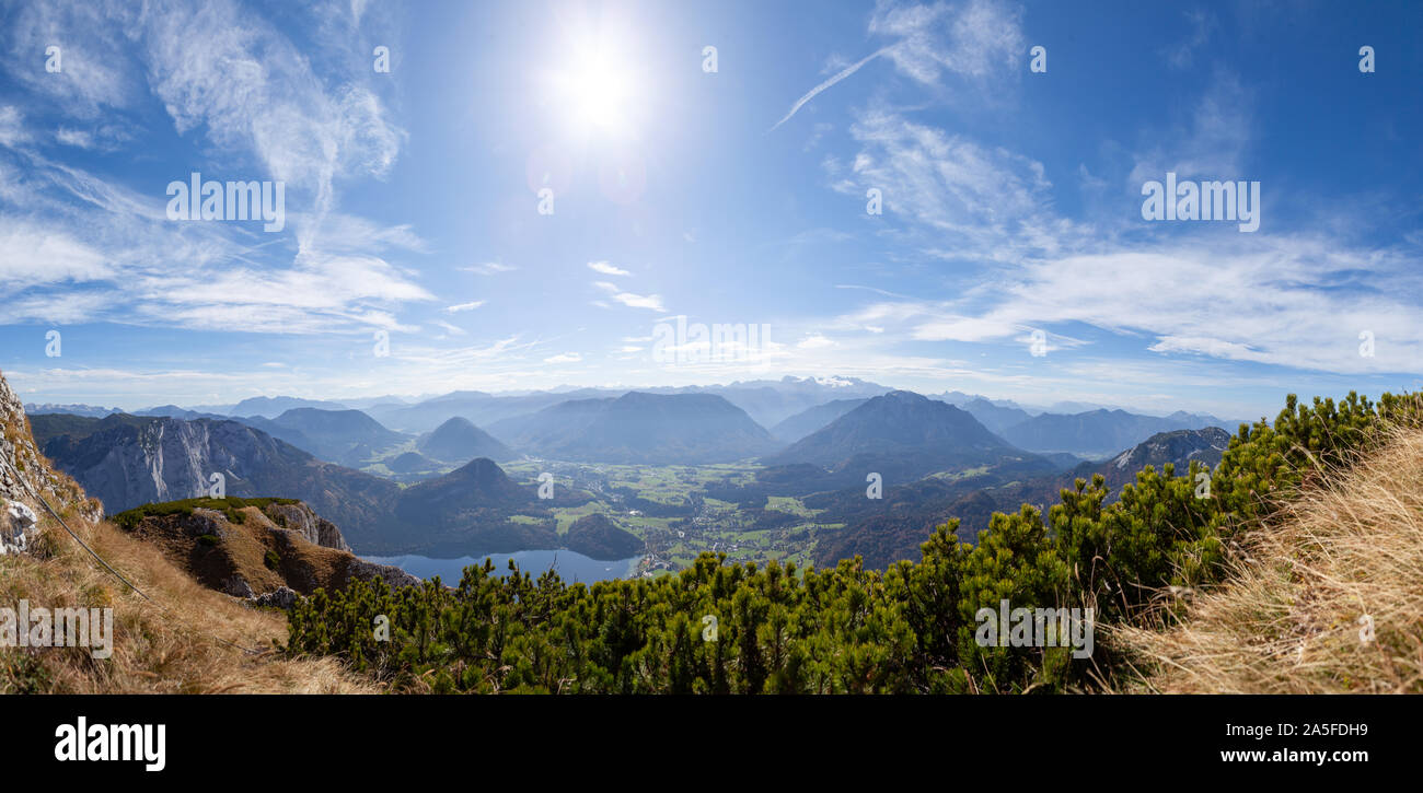 Vue majestueuse sur le Salzkammergut et Bad Aussee avec Lake Altausee. Dans l'arrière-plan le Mont Dachstein et son glacier est visible. Banque D'Images
